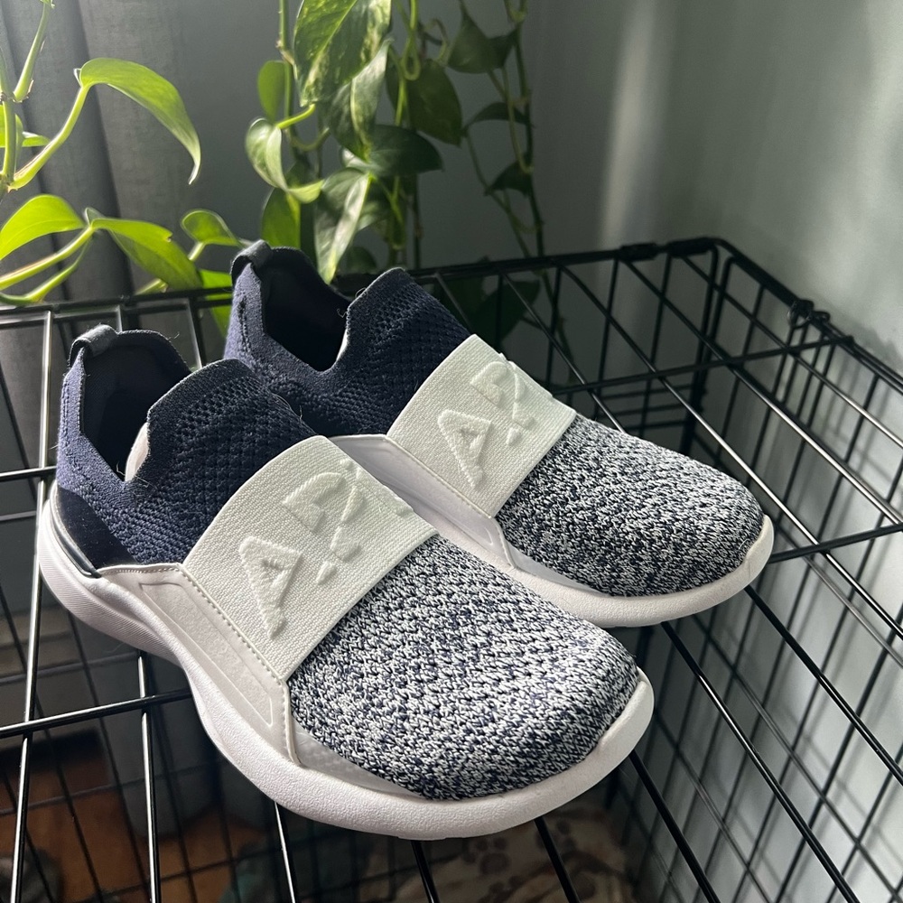 APL Women’s TechLoom Bliss - 5.5 - like new
